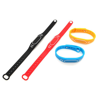 Pas NFC-Siliconemanchet voor Campus/Pretparken aan