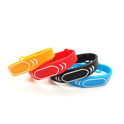Pas NFC-Siliconemanchet voor Campus/Pretparken aan
